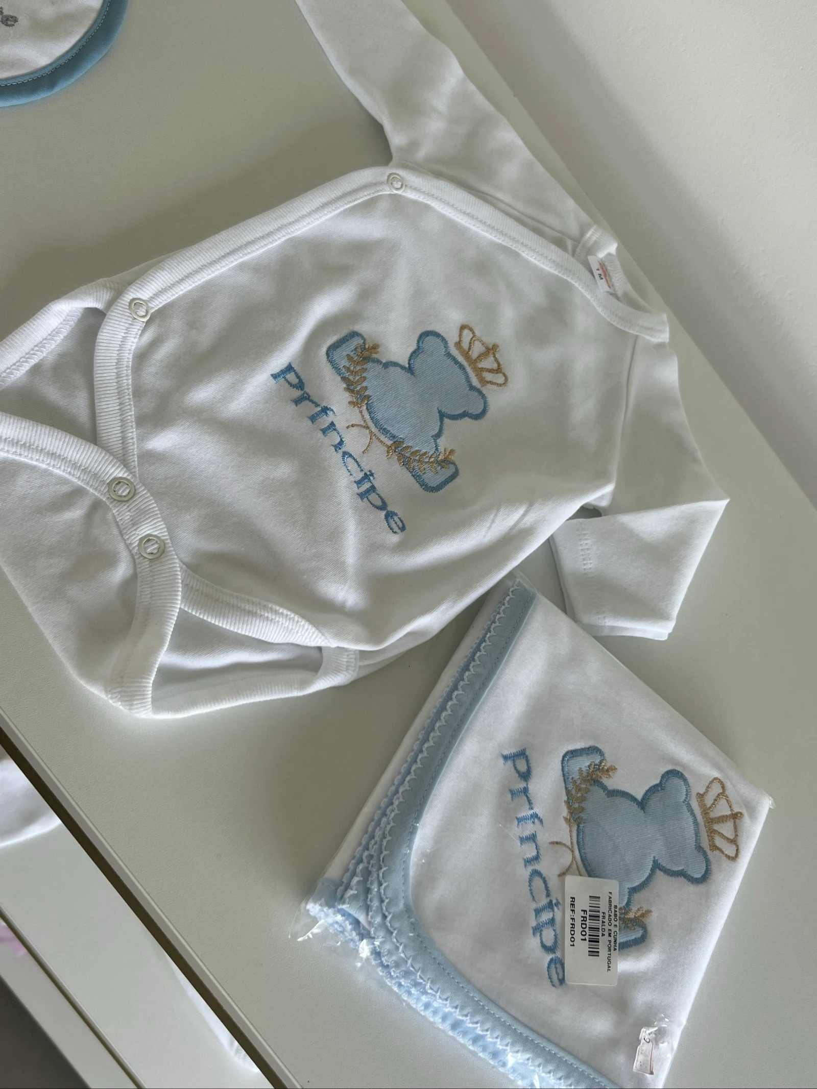 Ensemble bébé « Prince » avec lange – 1 mois 